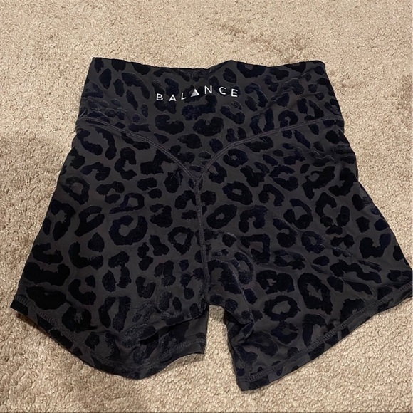 Balance Athletica Pants - BALANCE ATHLETICA Size small Lux Midnight Rider Shorts